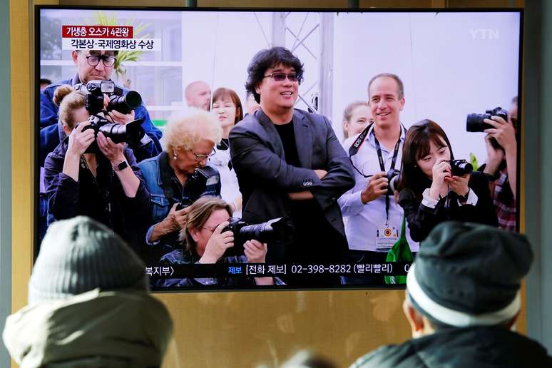 Sul-coreanos assistem diretor Bong&nbsp;Joon-ho em TV,  em Seul 10/2/2020  REUTERS/Heo Ran