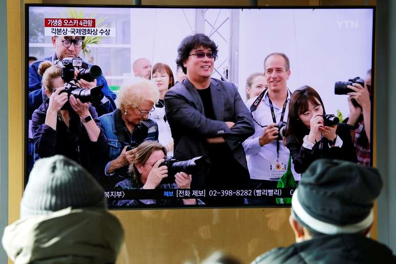 Sul-coreanos assistem diretor Bong Joon-ho em TV,  em Seul 10/2/2020  REUTERS/Heo Ran