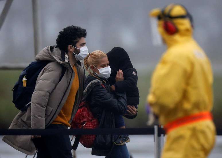 Brasileiros chegam na base aérea de Anápolis vindo da China
09/02/2020
REUTERS/Adriano Machado