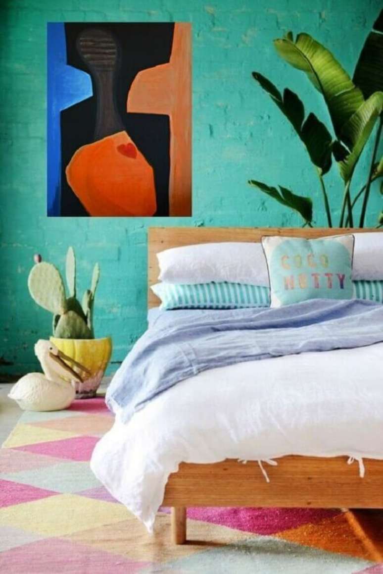 19. Decoração simples para quarto com parede verde água e cama de madeira – Foto: Etsy