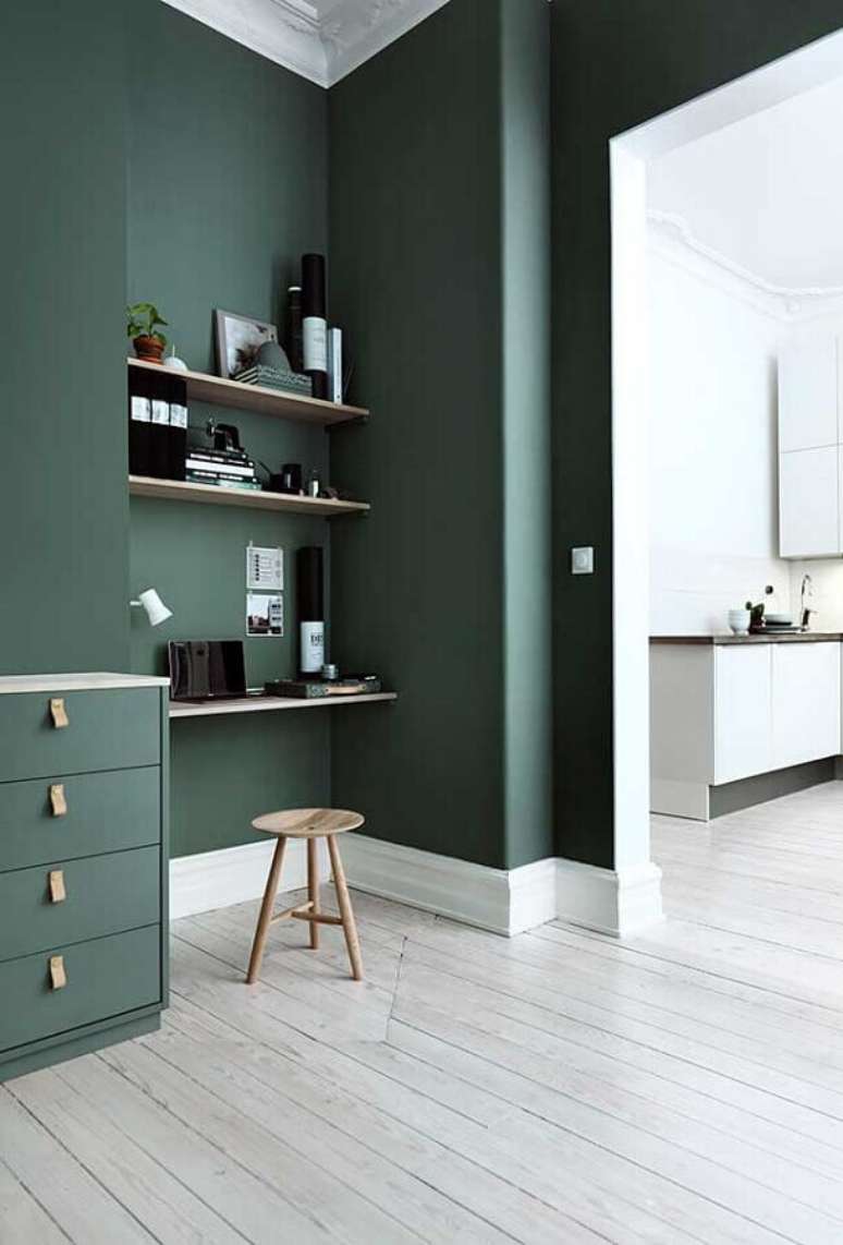 20. Home office decorado com parede verde e prateleiras de madeira – Foto: Arco Consultoria