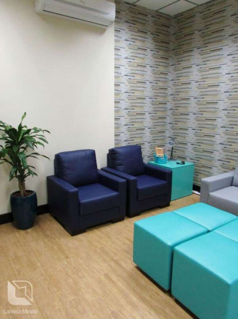 40. Jogo de sof&aacute; para escrit&oacute;rio com poltronas combinando &ndash; Projeto: Larissa Minatti