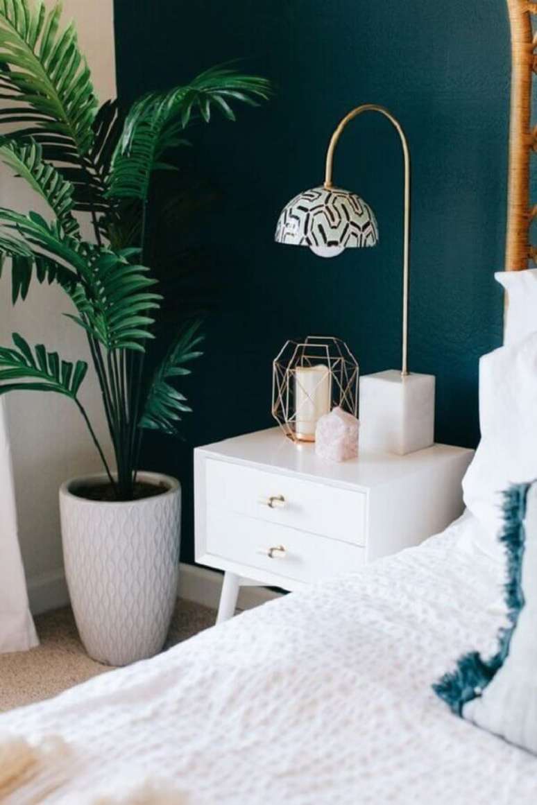 28. Decoração para quarto com parede verde escuro e criado mudo branco – Foto: AVE Styles