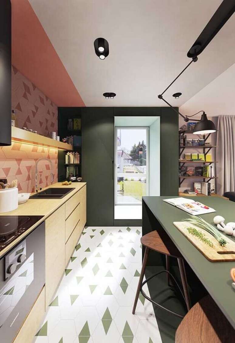 34. Parede verde musgo para decoração de cozinha planejada com revestimento rosa e armário de madeira – Foto: Pínterest