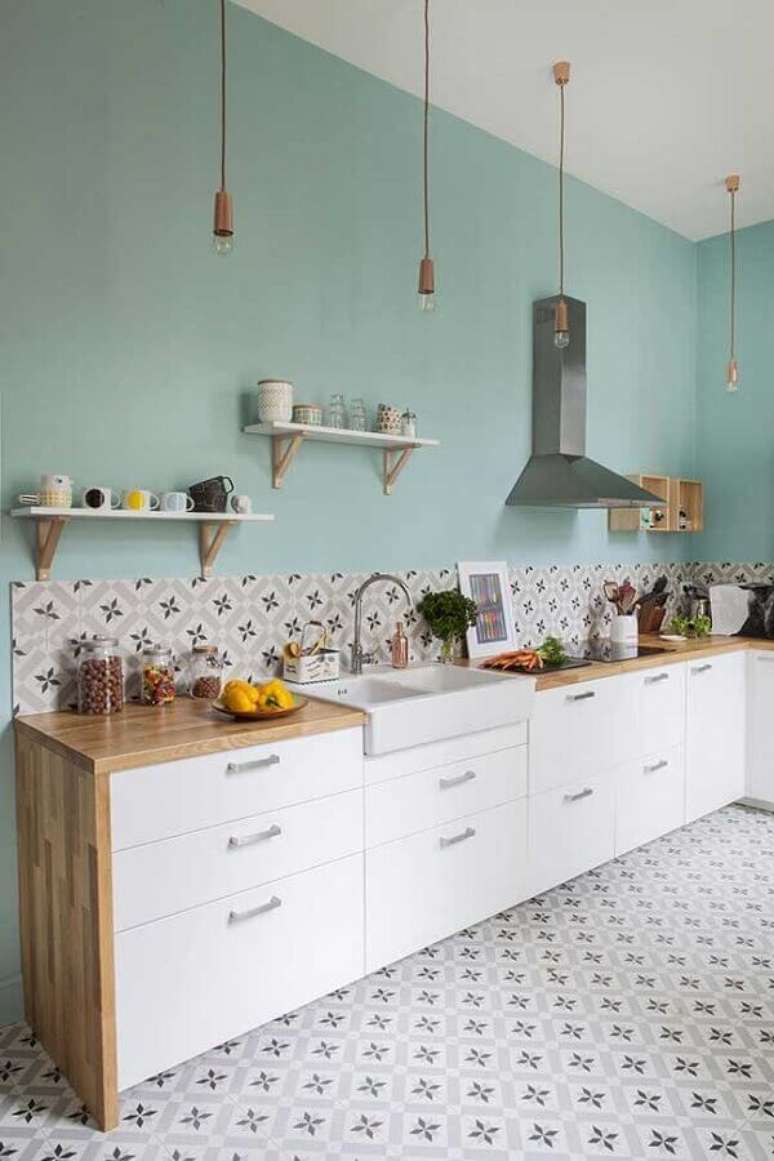 35. Parede verde água para decoração de cozinha planejada simples – Foto: Homedit