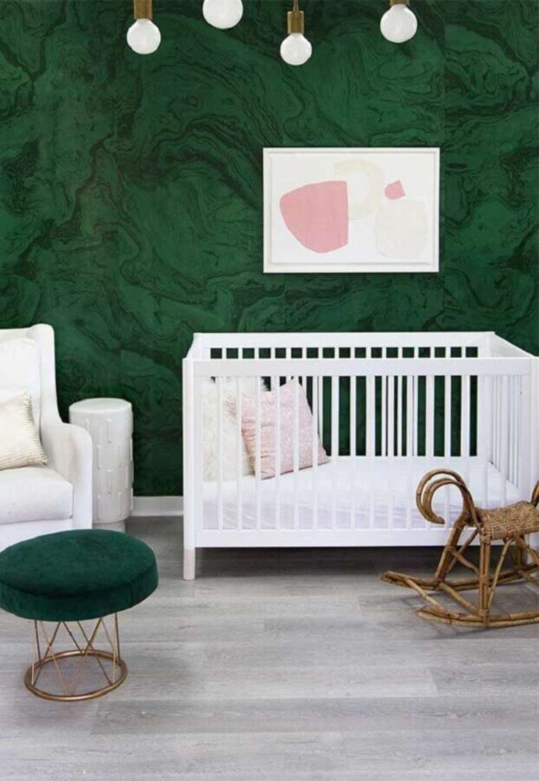 45. Quarto de bebê decorado com papel de parede verde escuro – Foto: Apartment Therapy