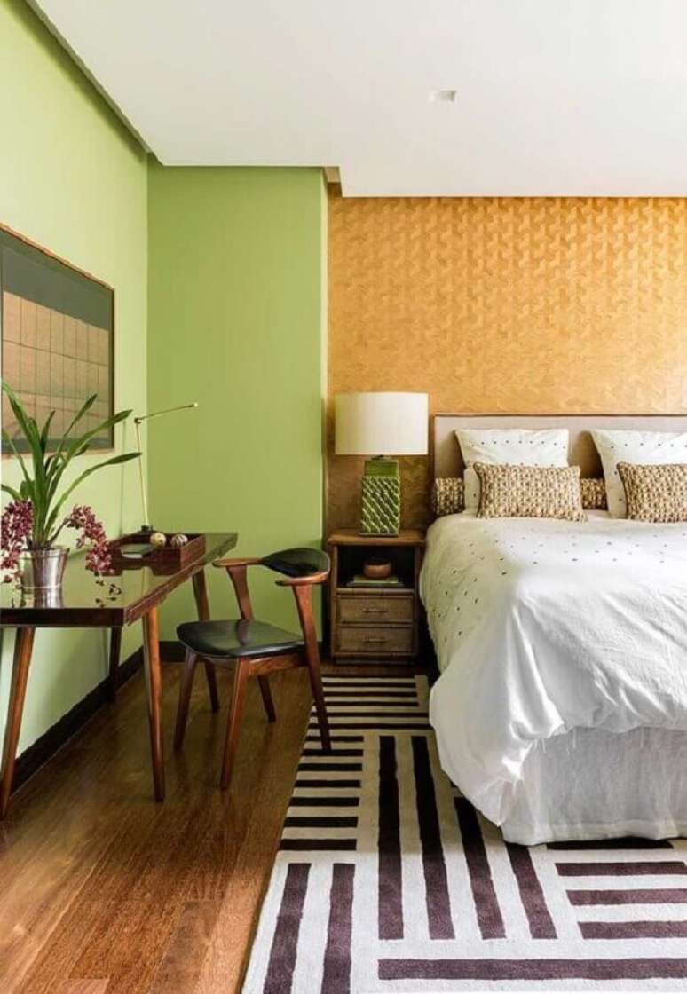 48. Parede verde para decoração de quarto de casal amplo com tapete preto e branco – Foto: Casa de Valentina