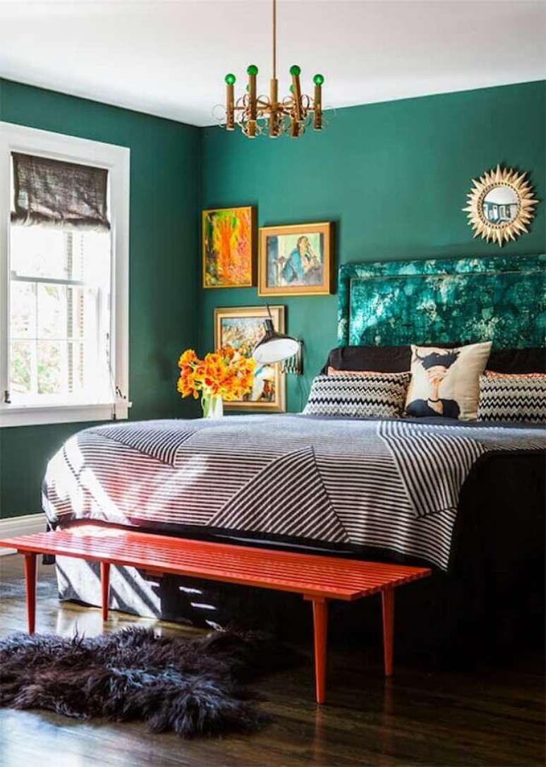 49. Parede verde escura para decoração de quarto de casal – Foto: Pinterest