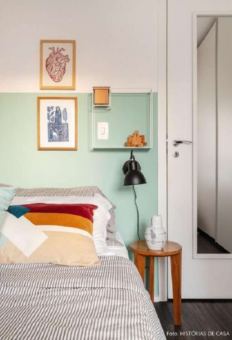 52. Decoração para quarto simples com parede verde clara – Foto: Histórias de Casa