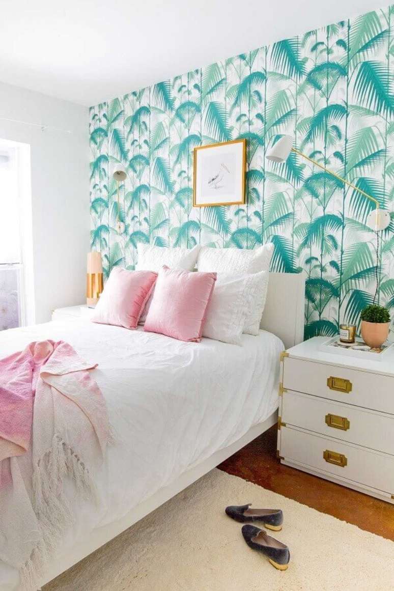 54. Quarto feminino decorado com papel de parede verde com folhagens – Foto: Amy Home Decor