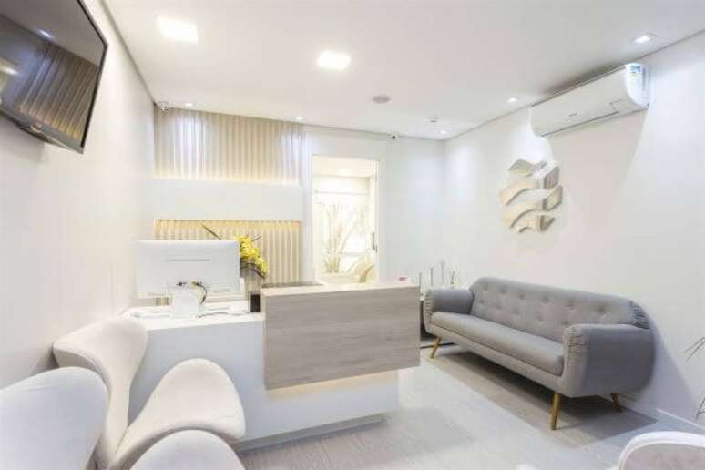 9. Sof&aacute; para escrit&oacute;rio cinza &ndash; Via: Pinterest