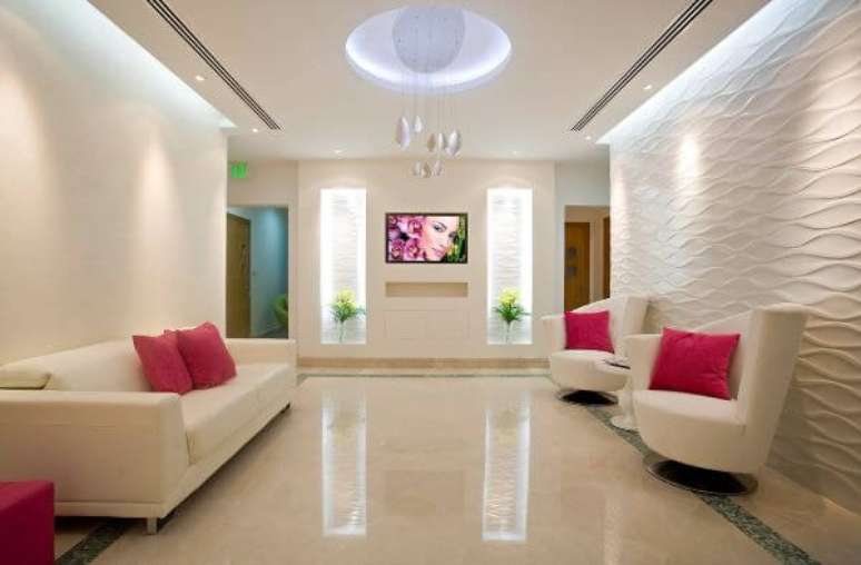 12. Sof&aacute; para escrit&oacute;rio com almofadas coloridas &ndash; Via: Pinterest