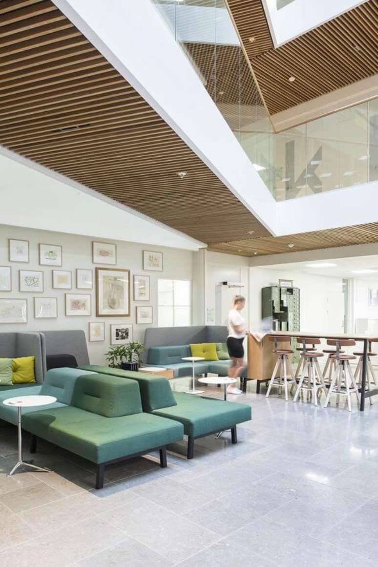 25. Sof&aacute; para escrit&oacute;rio moderno em tons de verde e cinza &ndash; Projeto: Iguzzini