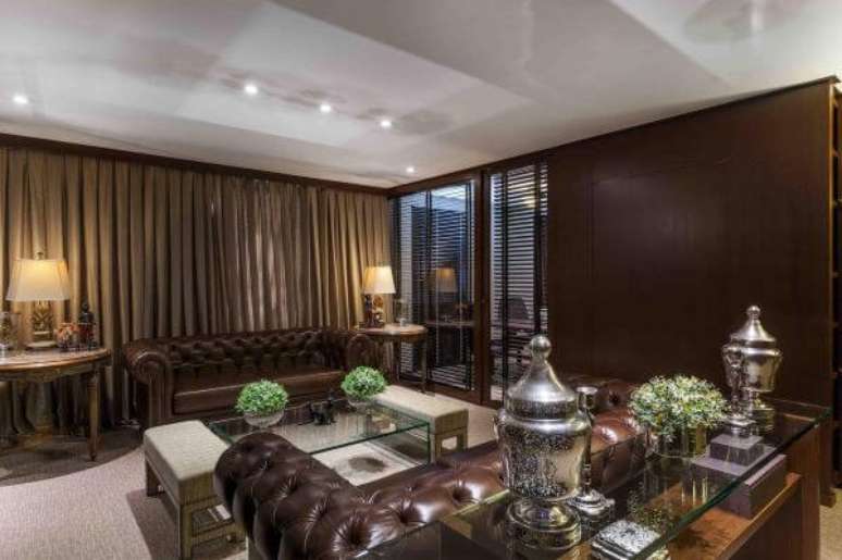 36. Sof&aacute; para escrit&oacute;rio marrom de couro &ndash; Projeto: Piloni Arquitetura