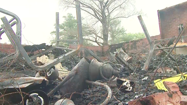 Escombros em um dos incêndios da igreja na Paróquia de Saint Landry, na Louisiana
