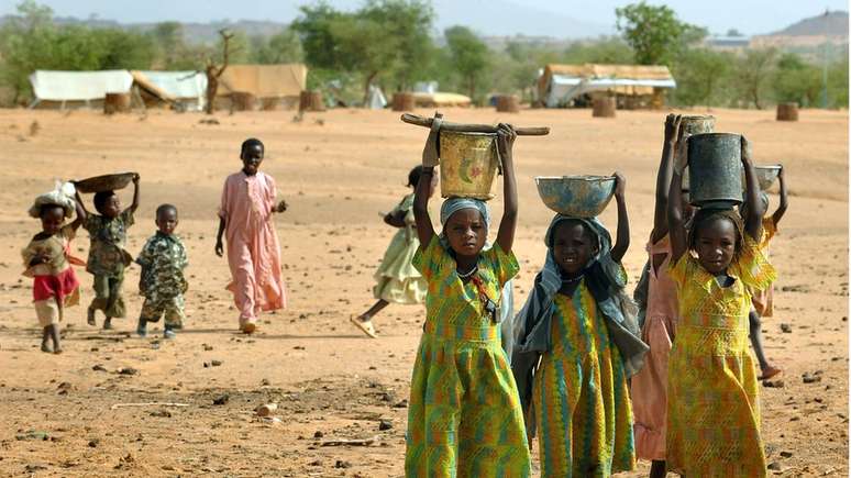 Refugiados sudaneses no Chade em 2008; conflito deixou 300 mil mortos