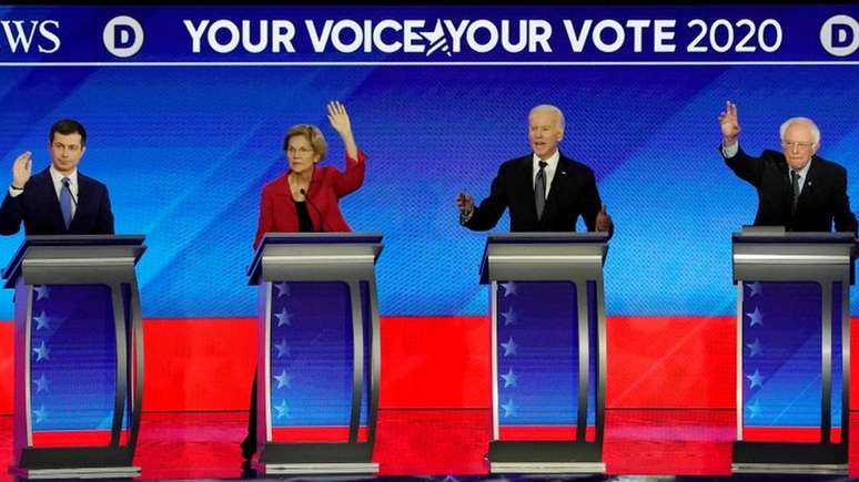 Debate entre os pré-candidatos democratas em New Hampshire (da esq. à dir.: Buttigieg, Warren, Biden e Sanders); depois da confusão em Iowa, Estado é visto como o primeiro sinal de para onde vai o eleitorado