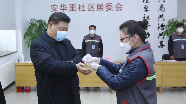 Em rara aparição durante o surto, presidente chinês Xi Jinping visita unidade de saúde em Pequim