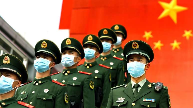 China vive onda de críticas crescente em relação à condução da crise do novo coronavírus, que já matou mais d mil pessoas