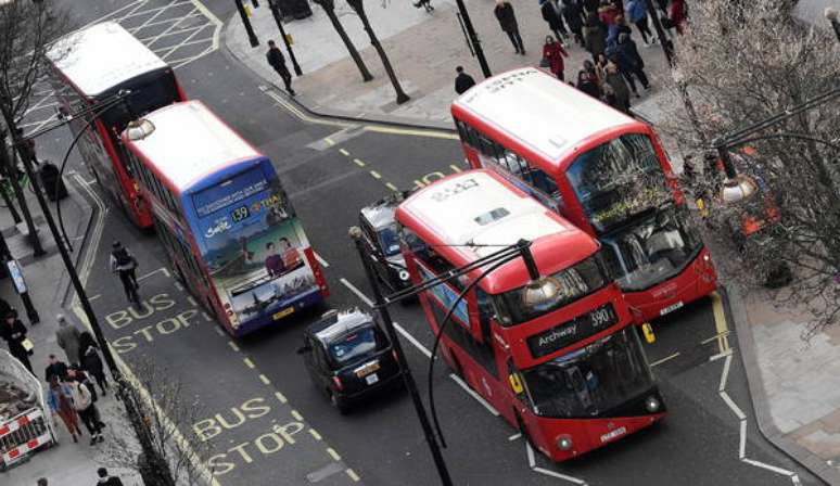 Boris Johnson aprova trem de alta velocidade bilionário