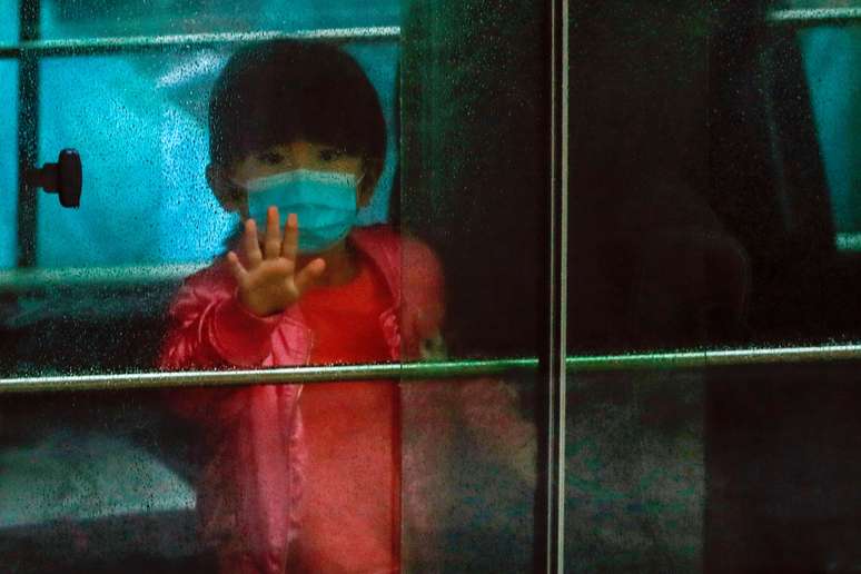 Criança é retirada de prédio esvaziado durante surto de coronavírus em Hong Kong 
11/02/2020
REUTERS/Tyrone Siu