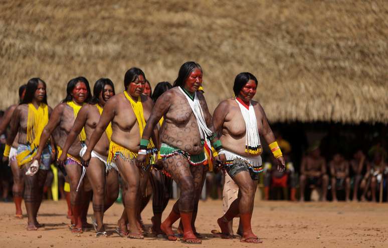 Índias da tribo kayapo dançam e cantam em Piaracu, no Parque do Xingu
17/01/2020
REUTERS/Ricardo Moraes