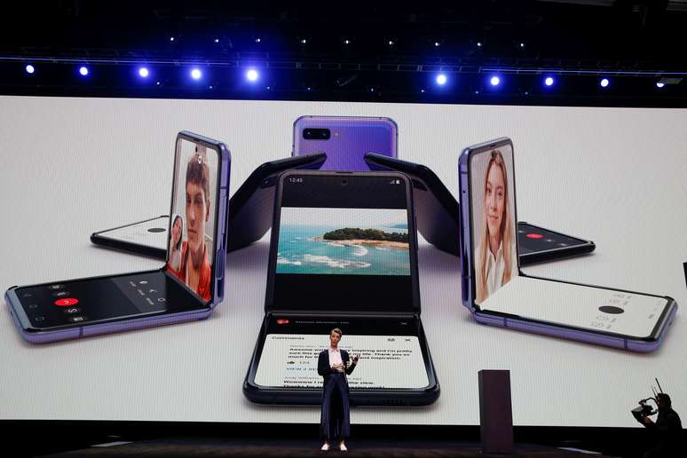 Rebecca Hirst, diretora de marketing de produto para o Reino Unido da Samsung Electronics, revela smartphone dobrável Z Flip durante conferência da marca em São Francisco.
REUTERS/Stephen Lam