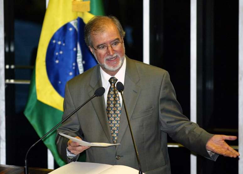 Ex-governador de Minas Gerais Eduardo Azeredo. 25/10/2005. REUTERS/Jamil Bittar 