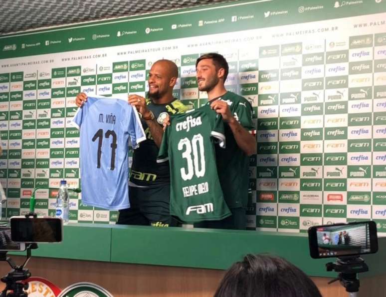 Viña e Felipe Melo trocaram camisas na apresentação do lateral-esquerdo uruguaio (Foto: Thiago Ferri)