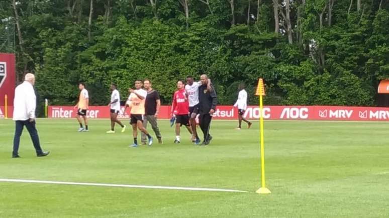 Léo deixou o campo mancando na atividade do São Paulo desta terça-feira (Foto: Alexandre Guariglia/Lancepress)