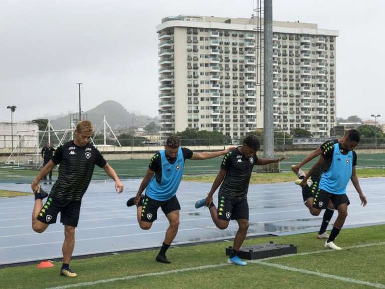 Japonês aquece com o grupo (Foto: Divulgação)