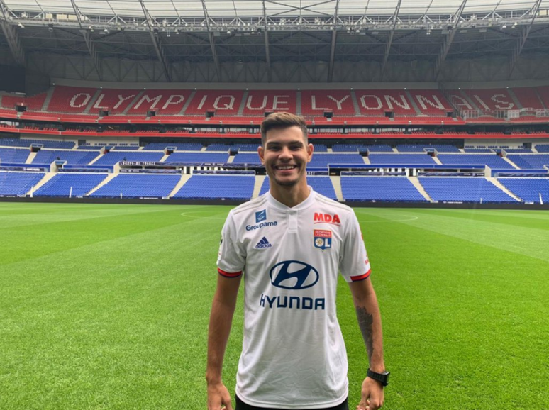 Bruno Guimarães foi anunciado oficialmente pelo Lyon (Foto: Divulgação)