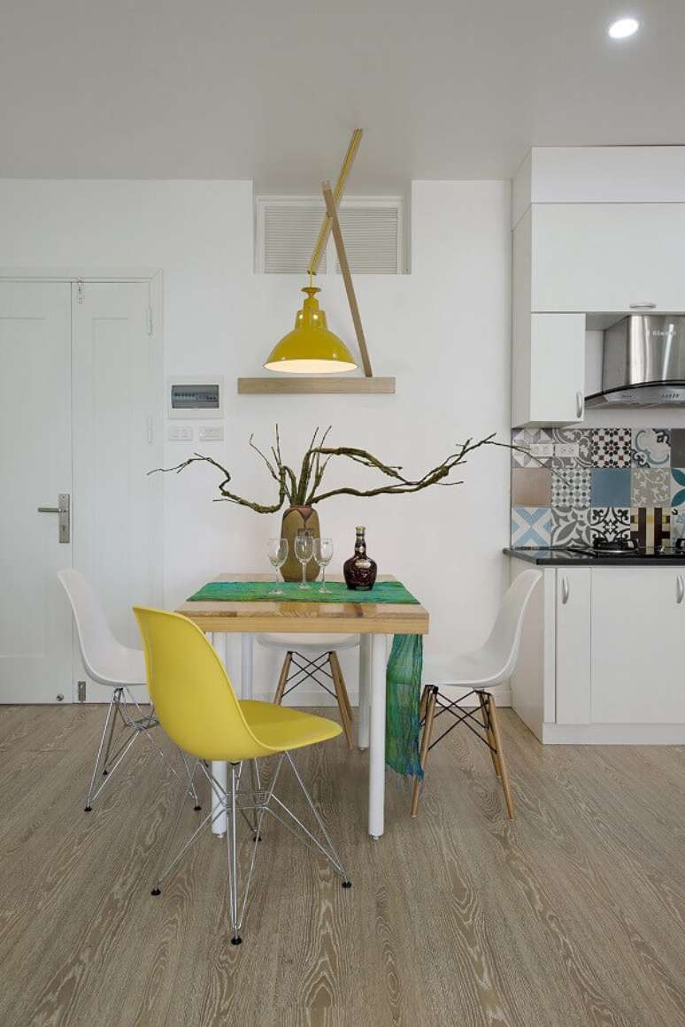 12. Invista na decora&ccedil;&atilde;o com cadeira branca e outras coloridas para decorar o seu ambiente &ndash; Foto: Planete-deco