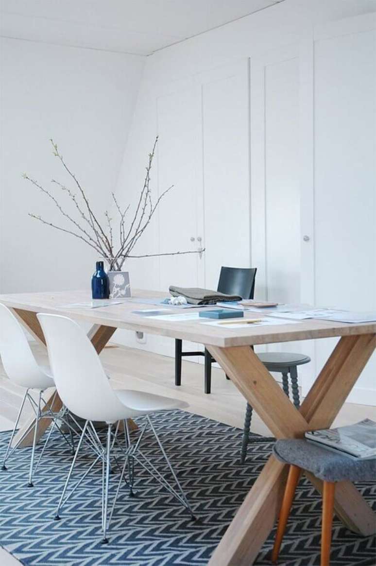 14. Cadeira branca para decoração de escritório minimalista – Foto: Homedit