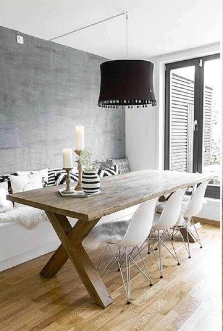 15. Decoração simples para sala de jantar com cadeira branca e pendente preto grande – Foto: Editions de l’Arkhan