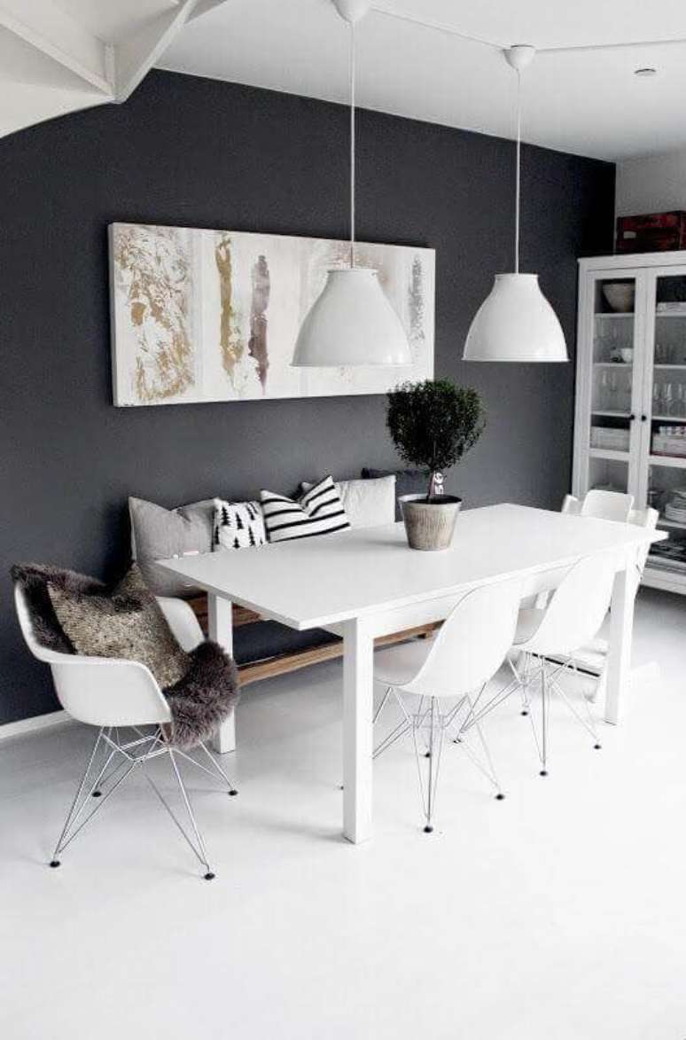 16. Cadeira branca para sala de jantar minimalista branca e preta – Foto: Manual da Obra