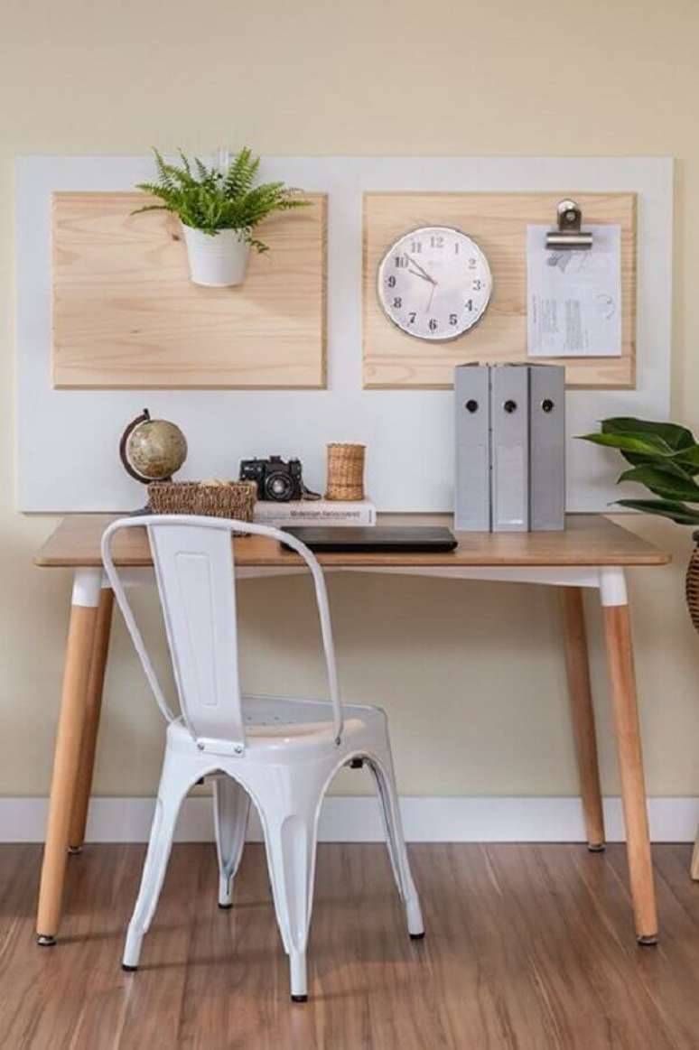 18. Modelo de cadeira de ferro branca para decoração de home office pequeno e simples – Foto: Manual da Obra