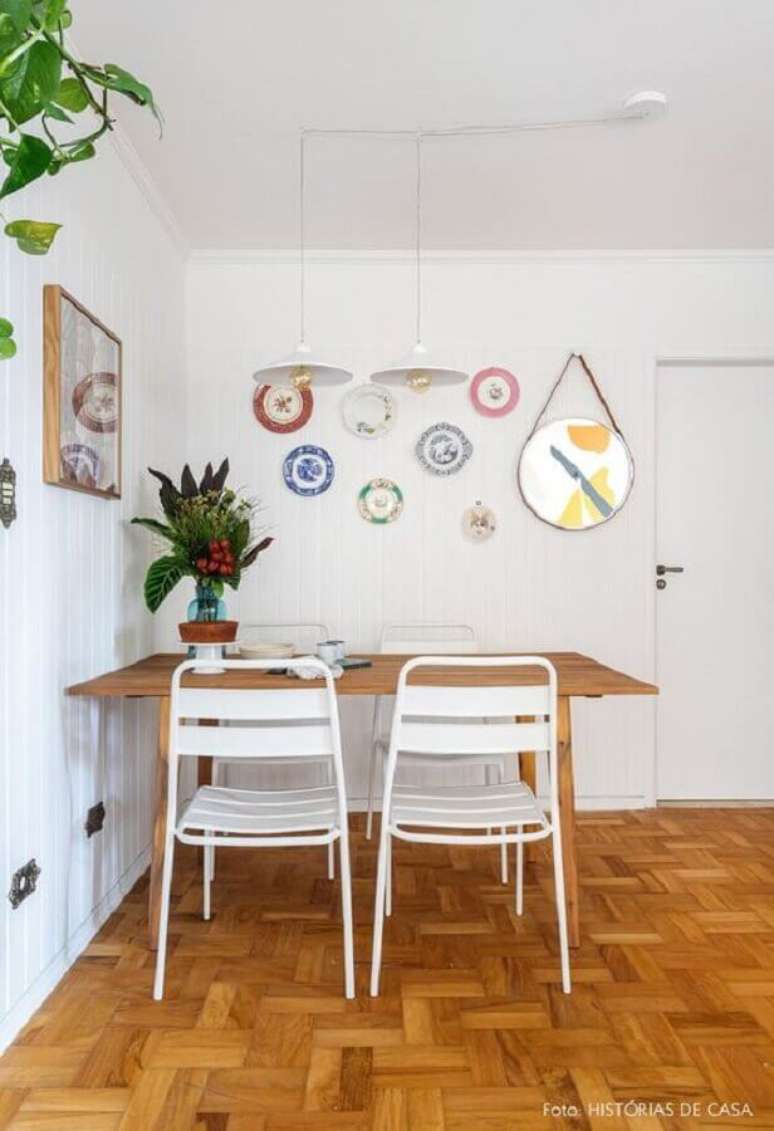 19. Cadeira de ferro branca para sala de jantar simples com mesa de madeira &ndash; Foto: Hist&oacute;rias de Casa