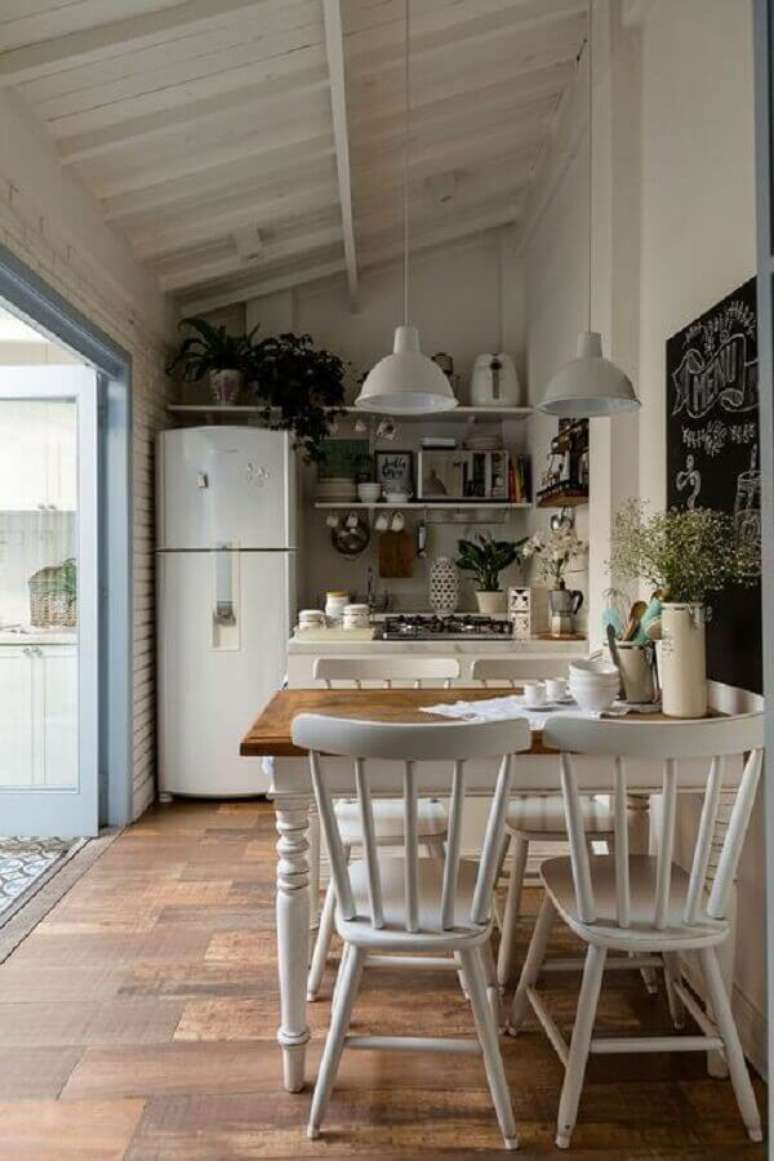 3. Mesa com cadeira branca para decoração de cozinha simples e pequena – Foto: Social Decoracion