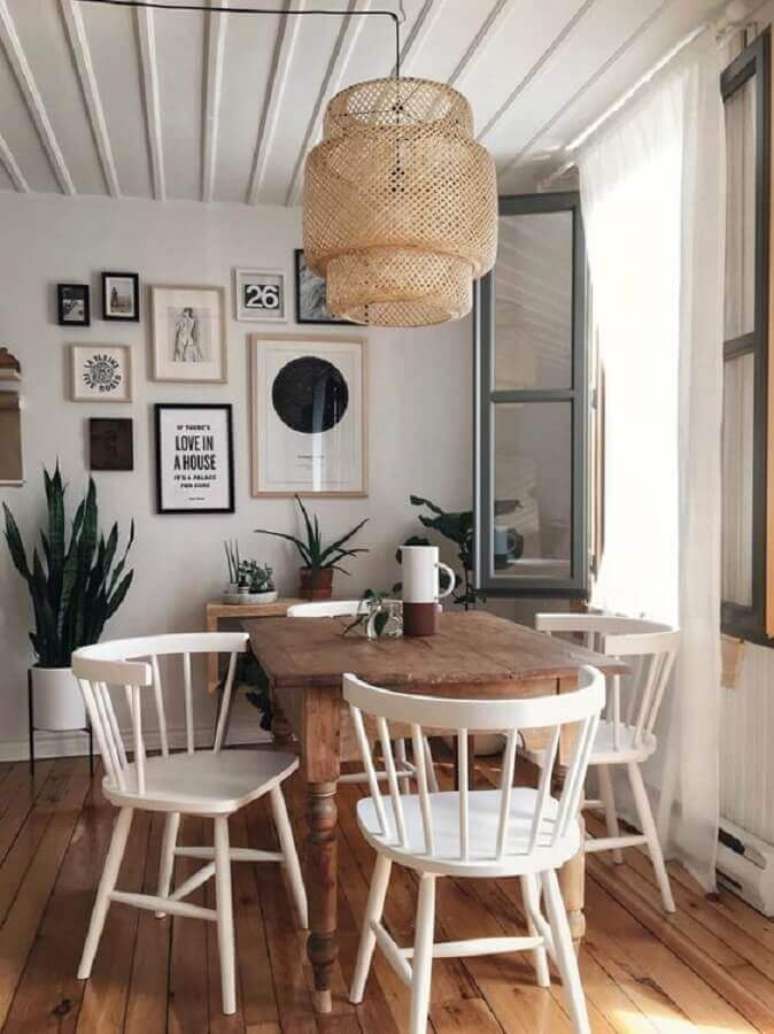 21. Decoração simples com cadeira de madeira branca para sala de jantar com pendente rústico – Foto: Pinterest