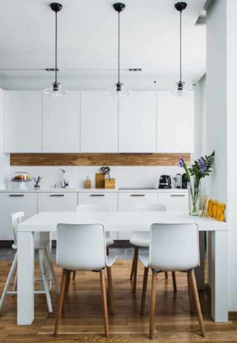 23. Cadeira de pl&aacute;stico branca com pernas de madeira para cozinha toda branca &ndash; Foto: Apartment Therapy