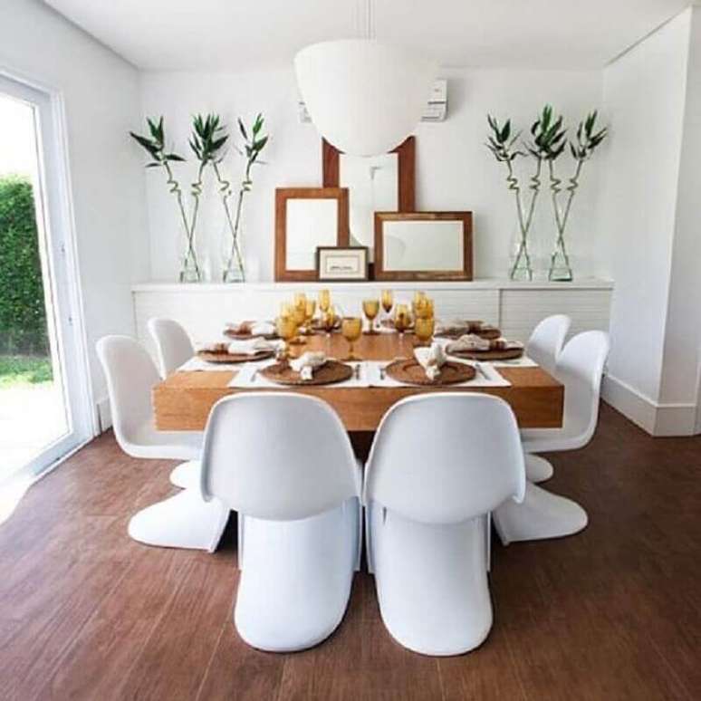 24. Invista em designs modernos para cadeira de plástico branca para sala de jantar moderna – Foto: ArchDaily