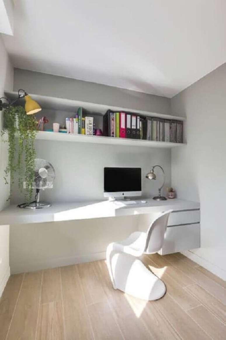 25. Home office decorado com cadeira de plástico branca – Foto: Lumax Homes
