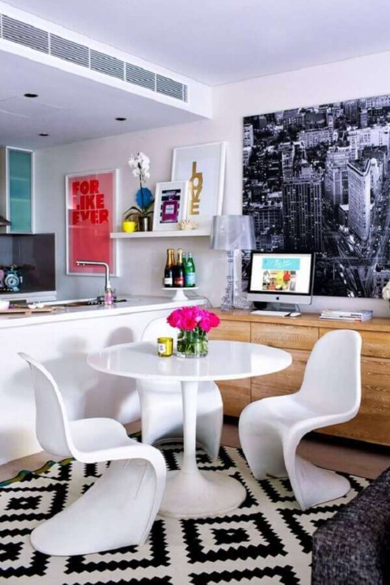 6. Sala de jantar pequena decorada com mesa e cadeira de plástico branca com design moderno – Foto: Pinterest