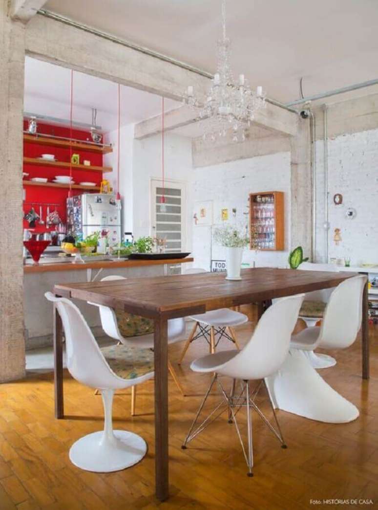 8. Invista em um jogo de cadeira branca com designs diferentes para a decora&ccedil;&atilde;o da sua sala de jantar &ndash; Foto: Hist&oacute;rias de Casa