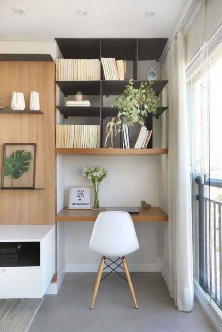 26. Decoração para home office pequeno com cadeira eames branca – Foto: Behance