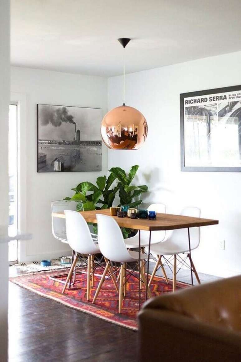 4. Decoração simples para sala de jantar com jogo de cadeira eames branca para mesa de madeira – Foto: Apartment Therapy