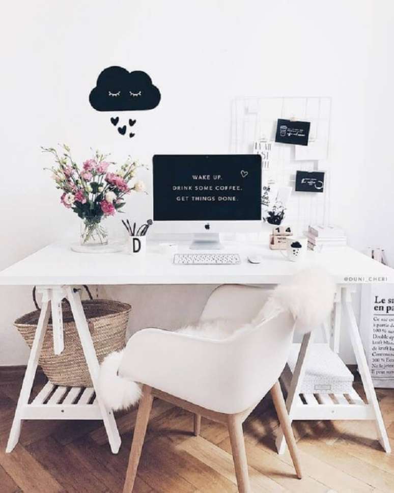 29. Cadeira branca para home office simples e pequeno – Foto: Blog Estilo Proprio By Sir