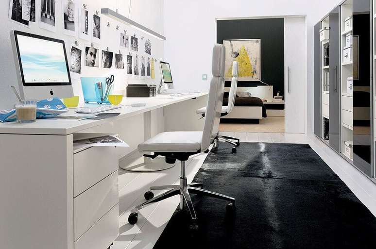 35. Escritório decorado com cadeira branca giratória – Foto: Apartment Therapy