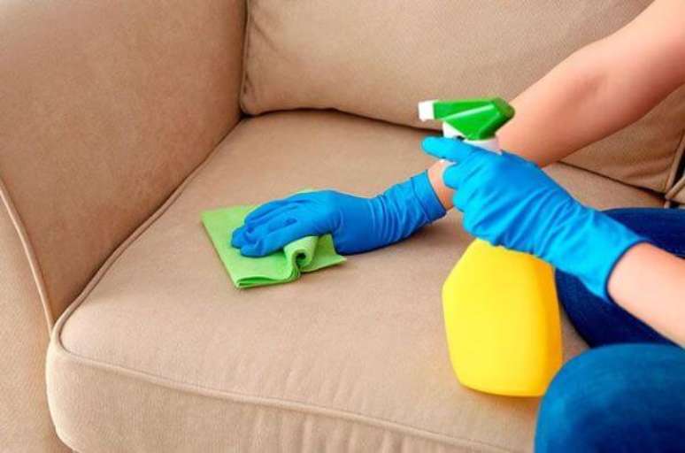 1. Aprenda como fazer a limpeza de sofá em casa – Via: Pinterest